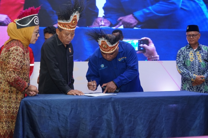 UNIMUDA Sorong Kembali Pecahkan Rekor MURI: Penggunaan Mahkota Papua Terbanyak dan Terlama di Indonesia